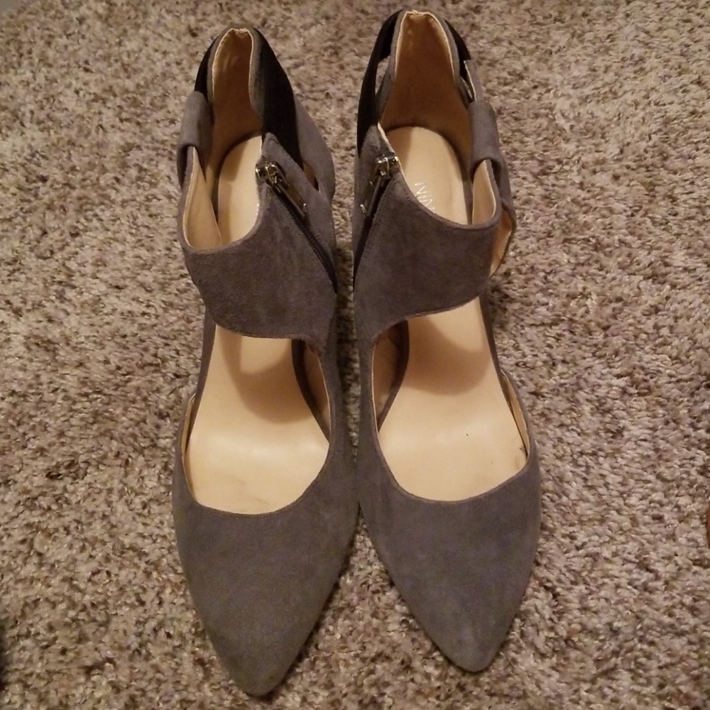 Nine west grey suede heels... very cool!